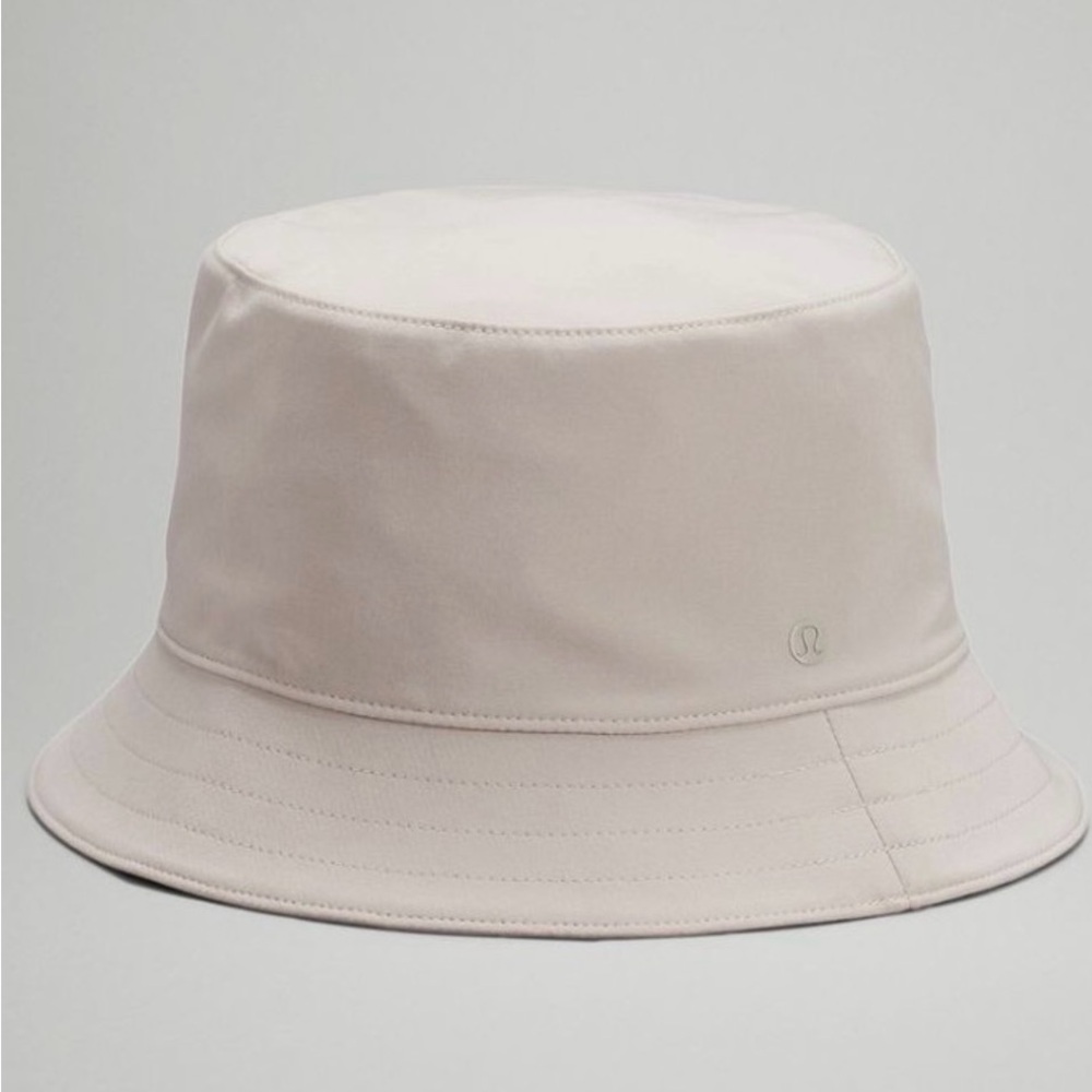 Lululemon Both Ways Reversible Bucket Hat in White/Raceway Green